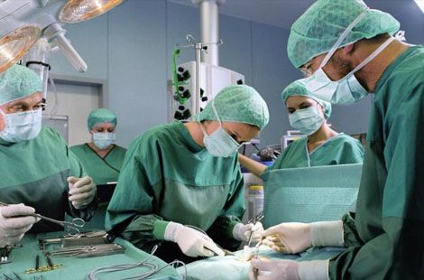 Unidad de Urología Dr. Crespí doctores operando