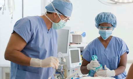 Unidad de Urología Dr. Crespí doctores atendiendo paciente